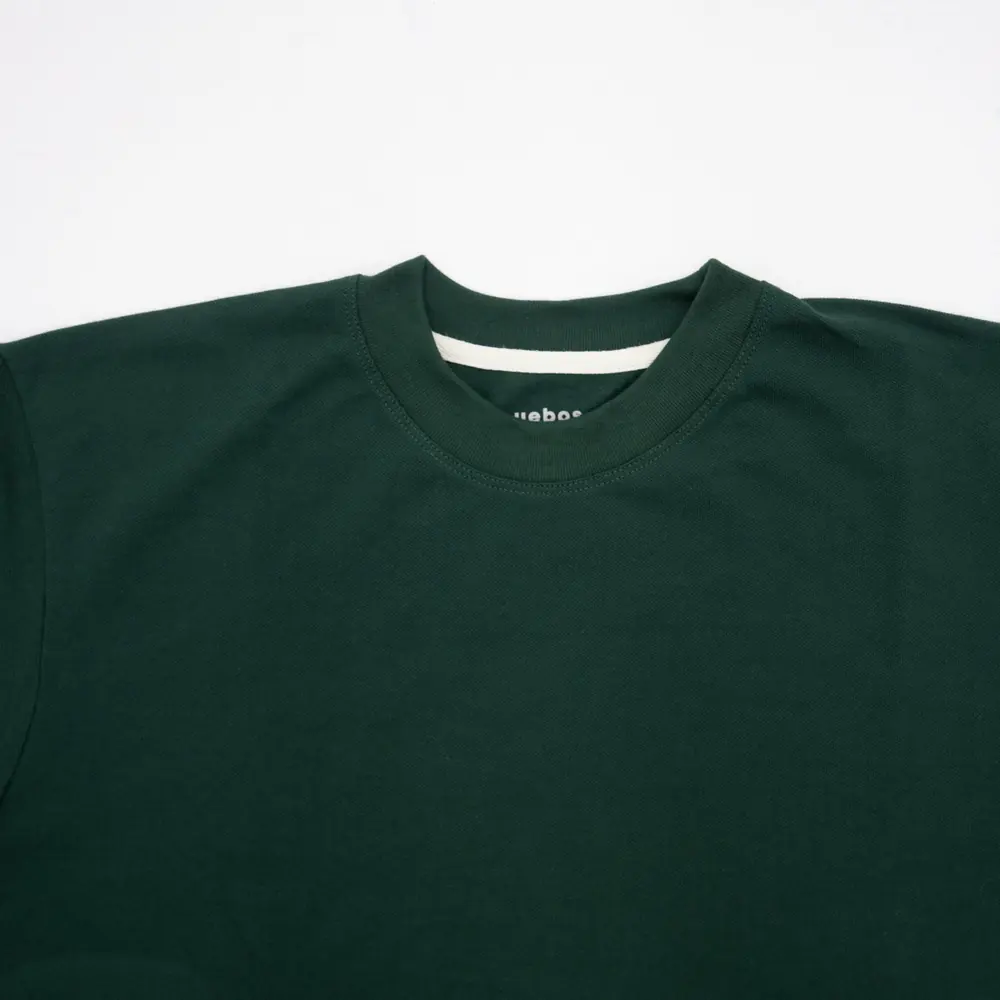 Cuello y doble costura de polera de piqué