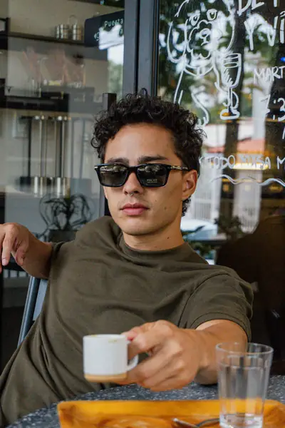Tomando un café en la vereda, polera verde oscuro UEBOS